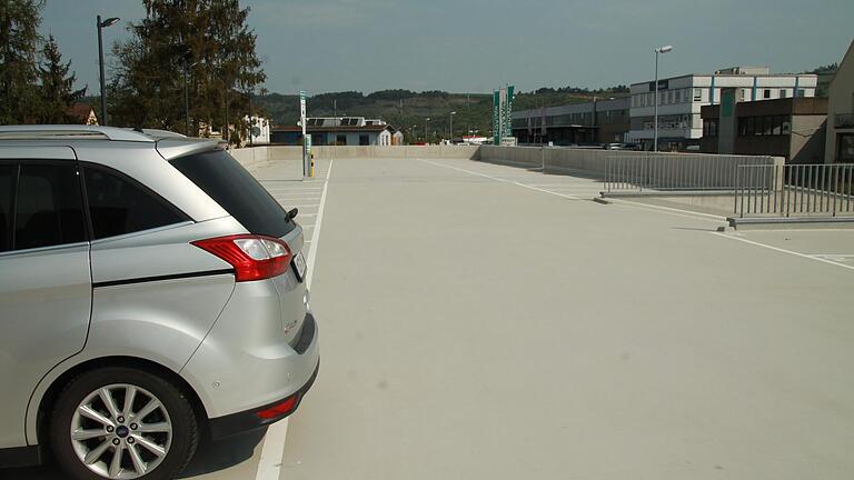 49 Parkplätze und nur ein Auto. Das Parkdeck am Gesundheitszentrum Karlstadt wird kaum angenommen. 49 Parkplätze und nur ein Auto. Das Parkdeck am Gesundheitszentrum Karlstadt wird kaum angenommen.