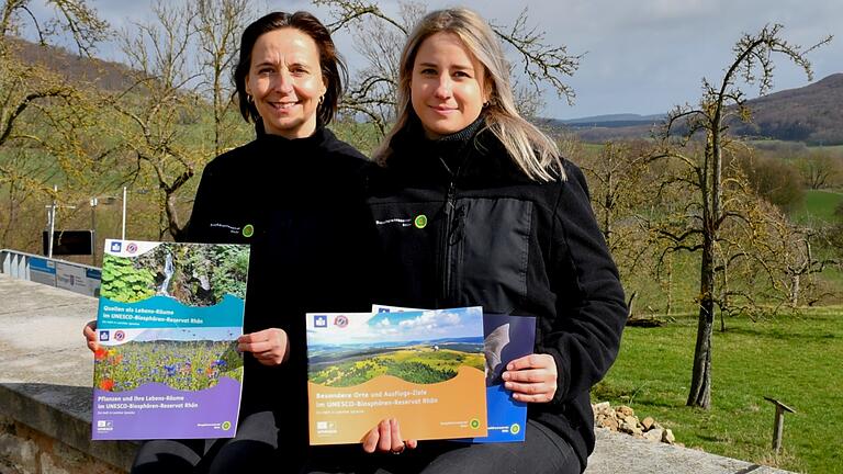 Ulrike Schade von der Thüringer Verwaltung des Unesco-Biosphärenreservat Rhön (links) und Anna-Lena Bieneck (Hessische Verwaltung) freuen sich, dass das Angebot in Leichter Sprache in diesem Jahr noch einmal weiter ausgebaut werden konnte.