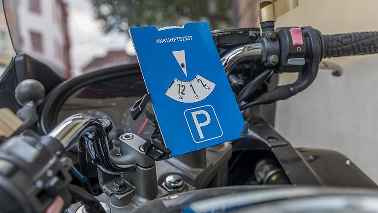 Auch Motorradfahrer müssen auf manchen Parkplätzen eine Parkscheibe benutzen. Darüber ärgerte sich ein Kraftradfahrer aus Rhön-Grabfeld. Auch Motorradfahrer müssen auf manchen Parkplätzen eine Parkscheibe benutzen. Darüber ärgerte sich ein Kraftradfahrer aus Rhön-Grabfeld.