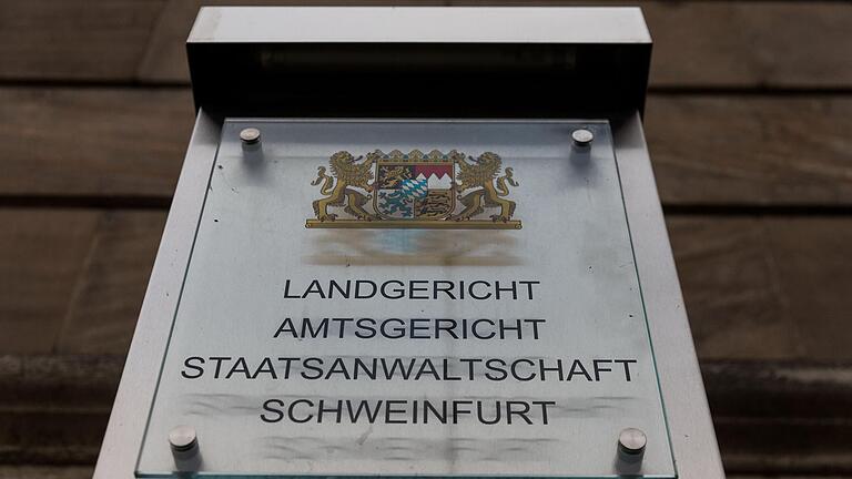 Ein 43-Jähriger, der gedroht hatte, seine&nbsp; von ihm getrennt lebende Frau und ihren Partner zu töten, soll nach einem Urteil weiter in der Psychiatrie bleiben.&nbsp;