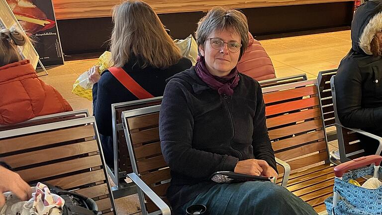 Ina Holks wartet auf ihren Anschluss Flixbus nach Potsdam.
