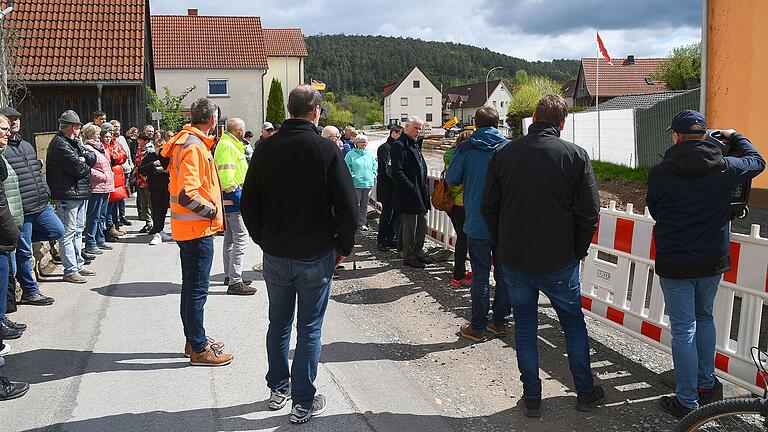 Alexander Barthelmes, VG-Tiefbauamt Sachgebietsleiter, informierte im Rahmen einer Baustellenbesichtigung über den aktuellen Stand und beantwortete Fragen zu der Baumaßnahme. Alexander Barthelmes, VG-Tiefbauamt Sachgebietsleiter, informierte im Rahmen einer Baustellenbesichtigung über den aktuellen Stand und beantwortete Fragen zu der Baumaßnahme.