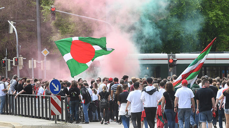 DSC_3032.jpeg       -  Die FCA-Fans begleiten das letzte Heimspiel des FC Augsburg stets mit einem Fanmarsch (hier ein Bild vor dem Spiel gegen den BVB im Mai 2017).