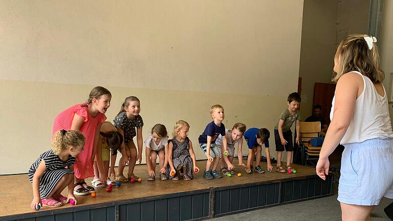 Die Kinder der musikalischen Früherziehung mit Lehrerin Julia Lutz-Johr zeigten am Vorspielnachmittag in Gambach, was sie gelernt haben. Die Kinder der musikalischen Früherziehung mit Lehrerin Julia Lutz-Johr zeigten am Vorspielnachmittag in Gambach, was sie gelernt haben.
