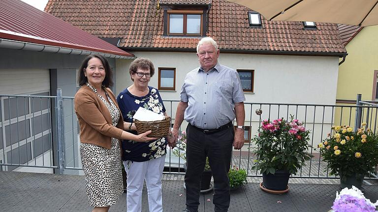 Auf der Dachterrasse des Anwesens von Reinhold und Maria Schuhmann in Wiesenfeld gratulierte Karlstadts zweite Bürgermeisterin Martha Bolkart-Mühlrat (links) dem Ehepaar zur Diamantenen Hochzeit und überreichte im Namen der Stadt ein Präsent.