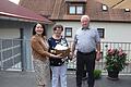 Auf der Dachterrasse des Anwesens von Reinhold und Maria Schuhmann in Wiesenfeld gratulierte Karlstadts zweite Bürgermeisterin Martha Bolkart-Mühlrat (links) dem Ehepaar zur Diamantenen Hochzeit und überreichte im Namen der Stadt ein Präsent.