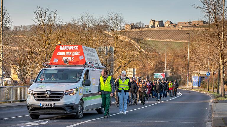 Bauernproteste in Würzburg: Landwirte und Landwirtinnen laufen, hier im Januar, nach einer Kundgebung an den Mainwiesen durch die Würzburger Innenstadt. Bauernproteste in Würzburg: Landwirte und Landwirtinnen laufen, hier im Januar, nach einer Kundgebung an den Mainwiesen durch die Würzburger Innenstadt.