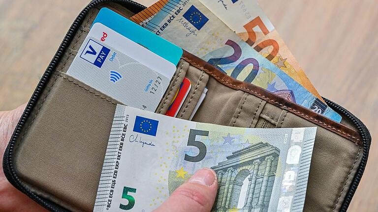 Symbolbild zu Löhnen - Wie hoch muss das Gehalt sein, um ein mittleres Einkommen zu haben? Symbolbild zu Löhnen - Wie hoch muss das Gehalt sein, um ein mittleres Einkommen zu haben?