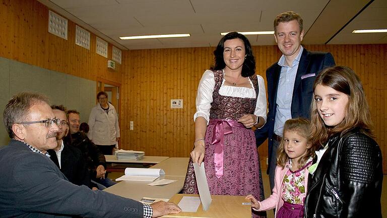 Um kurz nach 10 Uhr gab CSU-Bundestagsabgeordnete und Staatssekretärin Dorothee Bär in Ebelsbach ihre Stimme ab. Auch ihre Kinder (von rechts) Emilia und Charlotte sowie Ehemann Oliver Bär waren vor Ort. Mit auf dem Bild die freiwilligen Wahlhelfer Christoph Kreuzer, Florian Mayer, Simone Klos und Johannes Wadas. Um kurz nach 10 Uhr gab CSU-Bundestagsabgeordnete und Staatssekretärin Dorothee Bär in Ebelsbach ihre Stimme ab. Auch ihre Kinder (von rechts) Emilia und Charlotte sowie Ehemann Oliver Bär waren vor Ort. Mit auf dem Bild die freiwilligen Wahlhelfer Christoph Kreuzer, Florian Mayer, Simone Klos und Johannes Wadas.