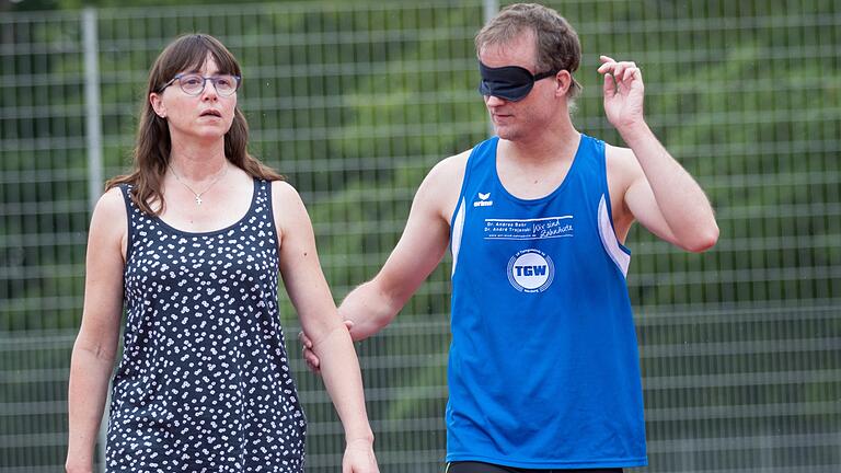 Jutta Büttner stellt Sebastian Schäfer in die richtige Position für den Anlauf. Jutta Büttner stellt Sebastian Schäfer in die richtige Position für den Anlauf.