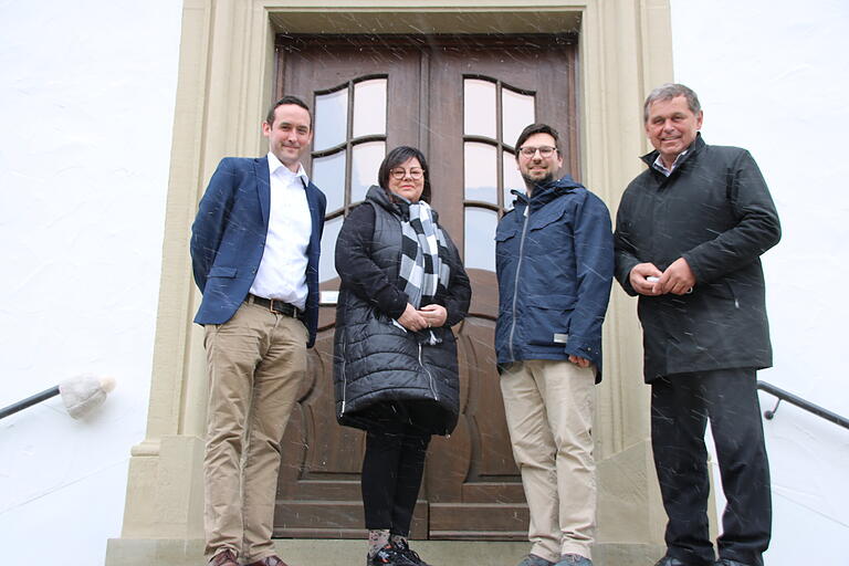 Glücklich sind Bürgermeister Franz-Josef Sauer (rechts) und Geschäftsführer Fabian Helmerich (links): Mit der Besetzung des Kämmererpostens durch Maximilian Nun und der Abteilung Liegenschaften durch Monika Zügner-Weißenseel ist das Team der Stadtverwaltung nun komplett. Glücklich sind Bürgermeister Franz-Josef Sauer (rechts) und Geschäftsführer Fabian Helmerich (links): Mit der Besetzung des Kämmererpostens durch Maximilian Nun und der Abteilung Liegenschaften durch Monika Zügner-Weißenseel ist das Team der Stadtverwaltung nun komplett.