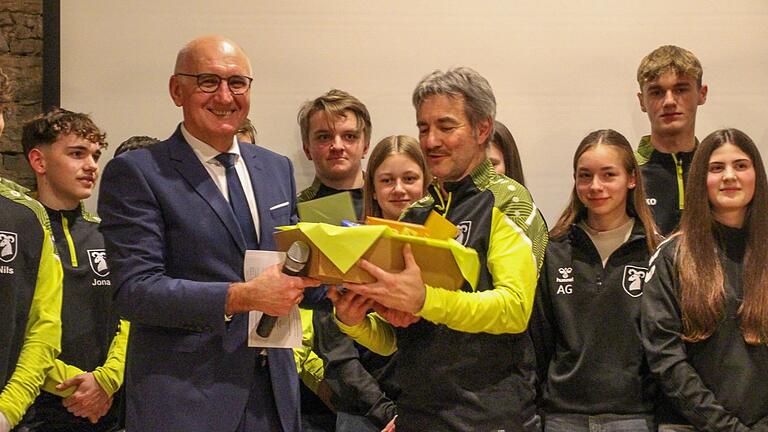 Für die Erfolge der Handball-Jugend gratulierte Bürgermeister Helmut Krämer gratulierte dem Trainer Ralph Scheckenbach. Für die Erfolge der Handball-Jugend gratulierte Bürgermeister Helmut Krämer gratulierte dem Trainer Ralph Scheckenbach.