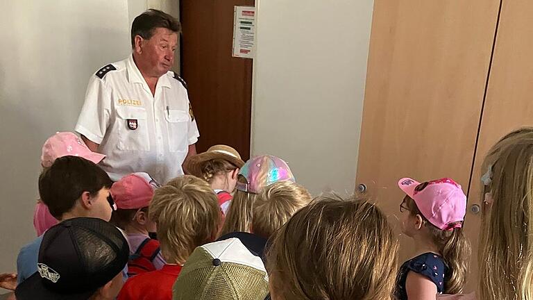 Wie Spuren gesichert werden, Fingerabdrücke genommen werden oder Polizeifotos geschossen werden, das konnte man bei dem Ferienprogramm der Polizei Hammelburg lernen. Die Kinder durften sogar das Gefängnis und einen Polizeihund anschauen. - Wie Spuren gesichert werden, Fingerabdrücke genommen werden oder Polizeifotos geschossen werden, das konnte man bei dem Ferienprogramm der Polizei Hammelburg lernen. Die Kinder durften sogar das Gefängnis und einen Polizeihund
anschauen. Wie Spuren gesichert werden, Fingerabdrücke genommen werden oder Polizeifotos geschossen werden, das konnte man bei dem Ferienprogramm der Polizei Hammelburg lernen. Die Kinder durften sogar das Gefängnis und einen Polizeihund anschauen. - Wie Spuren gesichert werden, Fingerabdrücke genommen werden oder Polizeifotos geschossen werden, das konnte man bei dem Ferienprogramm der Polizei Hammelburg lernen. Die Kinder durften sogar das Gefängnis und einen Polizeihund
anschauen.