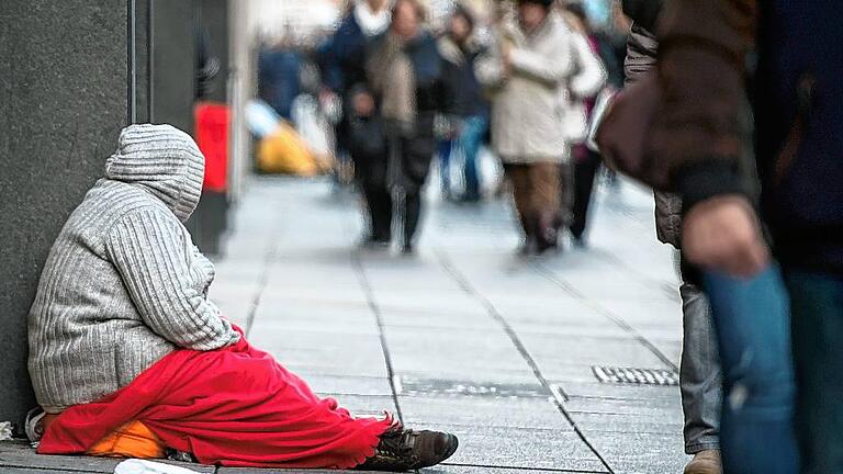 Armut in Deutschland - Millionen Menschen sind in Deutschland von der Armut betroffen. Das Bild zeigt eine Obdachlose, die in Stuttgart auf dem Boden einer Einkaufsstraße sitzt. Armut in Deutschland - Millionen Menschen sind in Deutschland von der Armut betroffen. Das Bild zeigt eine Obdachlose, die in Stuttgart auf dem Boden einer Einkaufsstraße sitzt.