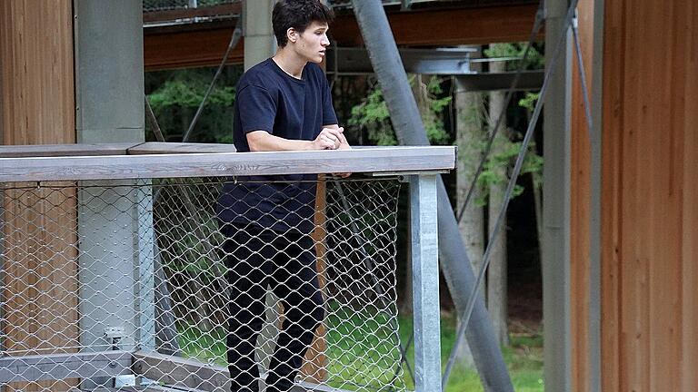 Ein nachdenklicher und in sich gekehrter Wincent Weiss auf dem Baumwipfelpfad Steigerwald bei Ebrach. Ein nachdenklicher und in sich gekehrter Wincent Weiss auf dem Baumwipfelpfad Steigerwald bei Ebrach.