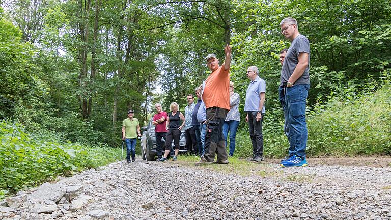 Auswaschungen von mehr als 50 Zentimetern Tiefe: Die Schäden an Forst- und Flurwegen im Gemeindegebiet durch Starkregen schätzte Revierleiter Ralf Schmidl auf mehrere 100.000 Euro.