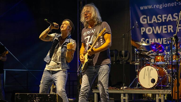 Die Classic-Rock-Coverband Phoenix heizte den Besucherinnen und Besuchern zum Auftakt des Schweinfurter Stadtfestes auf dem Marktplatz ein.