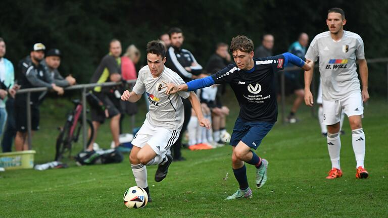 Grafenrheinfelds Leon Burkard (links) entwischt in dieser Szene Sennfelds Lucian Kasparbauer. Auch am Ende hatte der TSV&nbsp; im Topspiel der Kreisklasse Schweinfurt 1 die Nase knapp vorne. Im Hintergrund beobachtet Grafenrheinfelds Daniel Kasper die Szene.