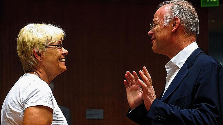 Drohnen-Untersuchungsausschuss: Der ehemalige Bundesverteidigungsminister Rudolf Scharping (SPD) unterhält sich zu Beginn der Zeugenvernehmung mit der Vorsitzenden des Untersuchungsausschusses, Susanne Kastner (SPD).