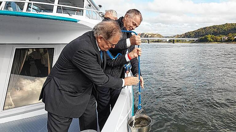 Der Rhein - 30 Jahre nach Sandoz       -  Der nordrhein-westfälische Umweltminister Johannes Remmel (Bündnis90/Die Grünen, rechts) und der Präsident der Internationalen Kommission zum Schutz des Rheins, Gustaaf Borchardt, entnehmen 30 Jahre nach der Sandoz-Katastrophe auf dem Laborschiff Max Prüss bei Koblenz (Rheinland-Pfalz) eine Wasserprobe.