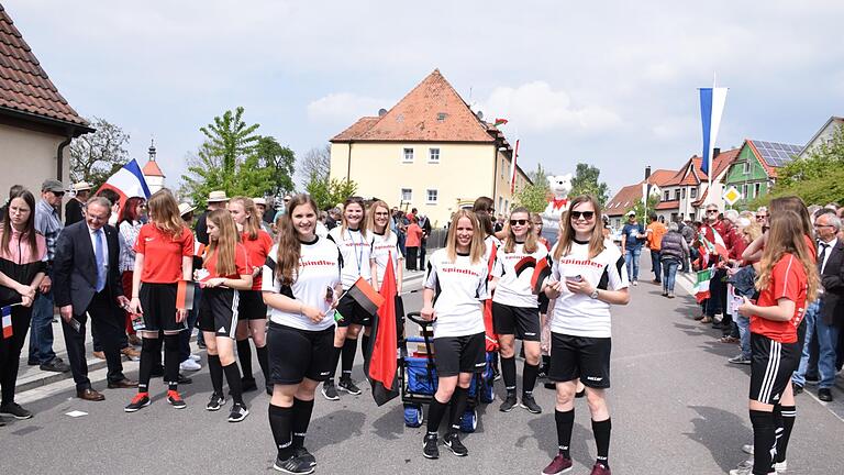 Das Wetter meinte es gut mit der 60. Uffenheimer Maienkönigin Carolin Lampe. So säumten Tausende von Zuschauern die Straßen, durch die der Festzug mit seinen fast 70 Gruppen aus der Stadt, den Ortsteilen und dem Umland führte. Seit 1959 feiert die Stadt jährlich dieses Fest und seit 1960 kürt sie eine Maienkönigin. Aufgrund dieses Jubiläums waren die ehemaligen Maienköniginnen eingeladen, rund die Hälfte kamen. Aus der polnischen Partnerstadt Kolbudy war erstmals der neu gewählte Bürgermeister Andrzej Chruscicki dabei, aus dem italienischen Pratovecchio-Stia kam wieder die zweite Bürgermeisterin Serena Stefani und aus dem französischen Egletons Bürgermeister Charles Ferre.