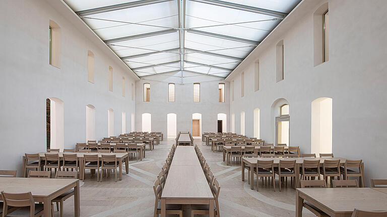 Der ehemalige Klostergarten wurde in einen großen Speisesaal umgewandelt.