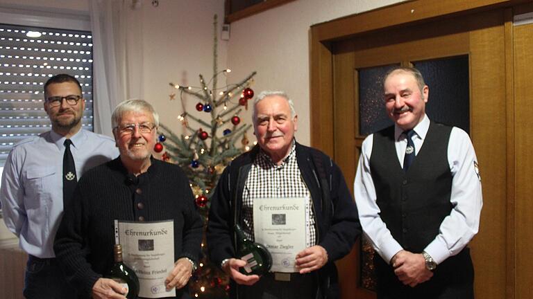 Hans Braun (rechts), Vorsitzender der Kleinlangheimer Soldatenkameradschaft und sein Stellvertreter Christian Wolf (links) ehrten im Rahmen der Weihnachsfeier des Vereins (von links) Karl-Heinz Friedel, der zum Ehrenvorsitzenden ernannt wurde, und Otmar Ziegler, der Ehrenmitglied wurde