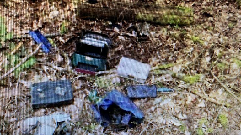 Wer hat das im Wald zurückgelassen, fragt die Polizeiinspektion Hammelburg.&nbsp;