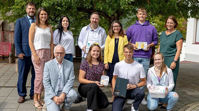 14 Schulen im Landkreis Main-Spessart sind mit Menstruationsartikeln ausgestattet worden. Im Bild (hinten von links) Stefan Braun, Tanja Hebig, Nina Bager, Erik Albrecht, Sabine Sitter, Oliver Weizel und Petra Gerhard. Vorne von links: Thomas Feser,, Valentina Rüttiger, Falk Nagel und Jasmin Hensel.