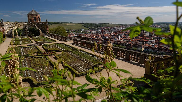 Blick auf den Fürstengarten der Festung Marienberg in Würzburg. Im Hintergund die Altstadt. Blick auf den Fürstengarten der Festung Marienberg in Würzburg. Im Hintergund die Altstadt.