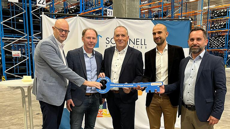 Scannell Properties überreichte den symbolischen Schlüssel für die neue Logistikimmobilie an Tyremotive in Kitzingen (von links): Henny Butter (Direktor für internationale Filialen von Tyremotive), Stefan Güntner (Oberbürgermeister von Kitzingen), Christian Leibold (Geschäftsleitung von Tyremotive Kitzingen), Jordan Corynen und Gazmend Misimi (beide Scannell Properties).