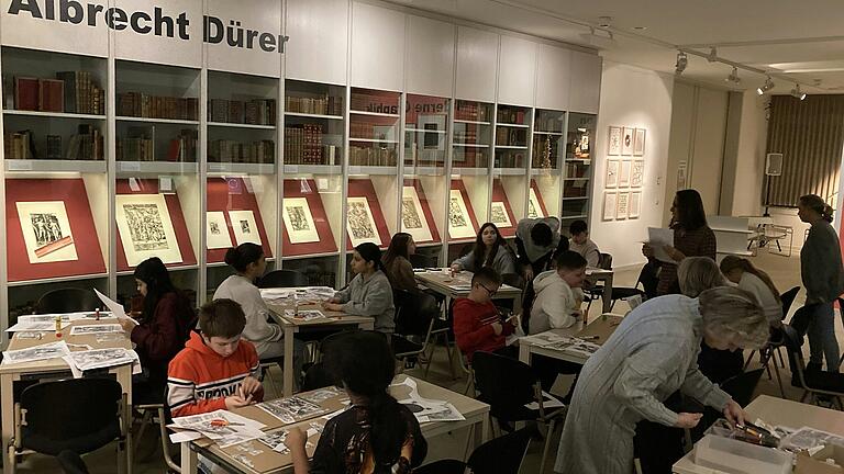 Auf dem Bild: Schülerinnen und Schüler bei der Arbeit im Museum.