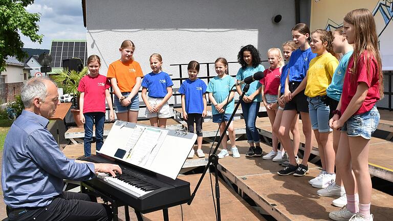 Die Kinderchöre standen am Sonntagnachmittag im Mittelpunkt. Den Anfang machte der Kinderchor des GV Wombach unter Leitung von Michael Albert.