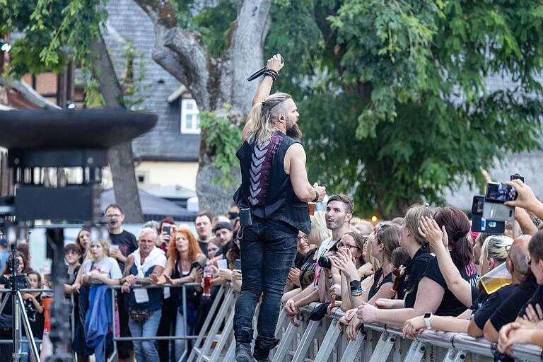 Saltatio Mortis heizt den 2400 Besuchern ein, mit heißen Flammen und ebensolcher Musik. Saltatio Mortis heizt den 2400 Besuchern ein, mit heißen Flammen und ebensolcher Musik.