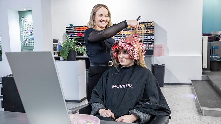 Friseurin Alisa Tichonow fängt schon um halb Acht mit dem Arbeiten an. Kundin Katharina Abdelfattah findet die neuen Öffnungszeiten praktisch. Friseurin Alisa Tichonow fängt schon um halb Acht mit dem Arbeiten an. Kundin Katharina Abdelfattah findet die neuen Öffnungszeiten praktisch. 