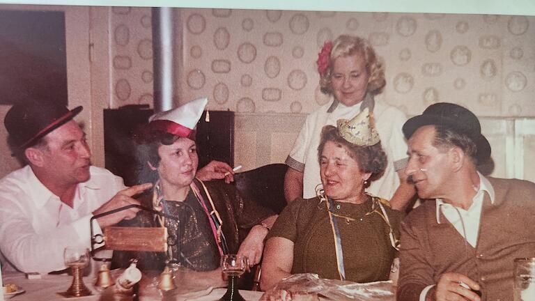 Die Kneipe Mangold in Münnerstadt - Im Fasching waren Frauen an den Tischen früher gern gesehen. Ansonsten blieben die Männer beim 'Mangoldskarl' lieber unter sich. Hier im Foto: Jakob und Friedl Ritter, Frau Herrmann mit Sepp Herrmann, dahinter Berta Herrmann (von links). Die Kneipe Mangold in Münnerstadt - Im Fasching waren Frauen an den Tischen früher gern gesehen. Ansonsten blieben die Männer beim 'Mangoldskarl' lieber unter sich. Hier im Foto: Jakob und Friedl Ritter, Frau Herrmann mit Sepp Herrmann, dahinter Berta Herrmann (von links).