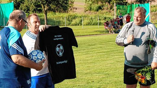 Dankeschön: Jürgen Linke (Bildmitte) und Thomas Schlossnagel überreichten ein T-Shirt an Organisator Werner Griebel (links).