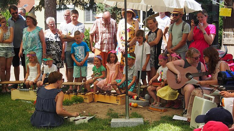 Die Kinder der musikalischen Früherziehung begleiteten die Geschichte des 'Regenbogenfisches' musikalisch.