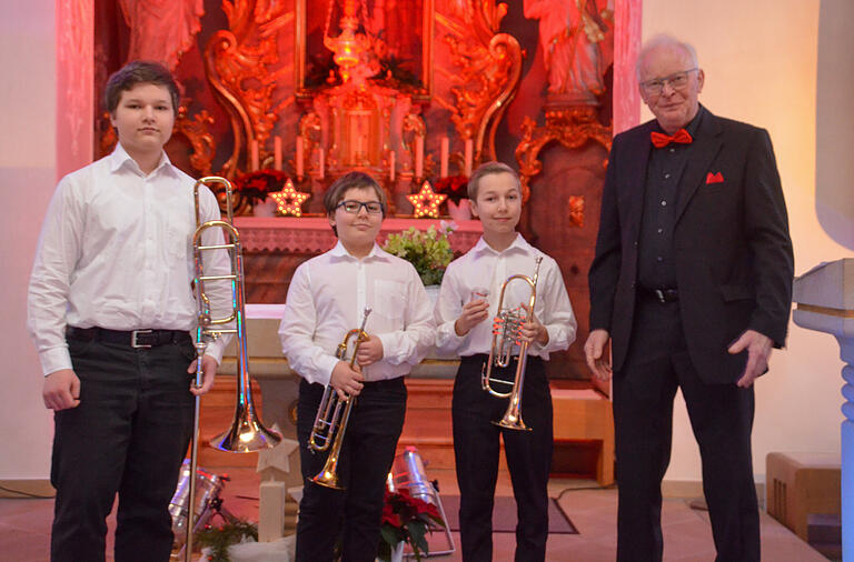 Großen Beifall ernteten die Stawitzki-Brüder (von links) Kilian, Lukas und Simon,  die aus dem Nachbarort Kolitzheim zum Winterkonzert nach Stammheim gekommen waren. Auf der Empore musizierten sie (unter der Leitung ihres Vaters Armin) gemeinsam mit Organist Stefan Meusert. Moderator und Gesangvereinsvorstand Gerhard Scheller dankte den jungen Musikern für ihre Beiträge.