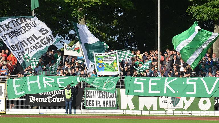 Die Fans des FC 05 Schweinfurt verstehen es, in ihrem Block bei Heimspielen für Stimmung zu sorgen. Sie warten auch schon auf das Ergebnis der Machbarkeitsstudie, ob das Willy-Sachs-Stadion für die Dritte Liga umgebaut werden könnte.