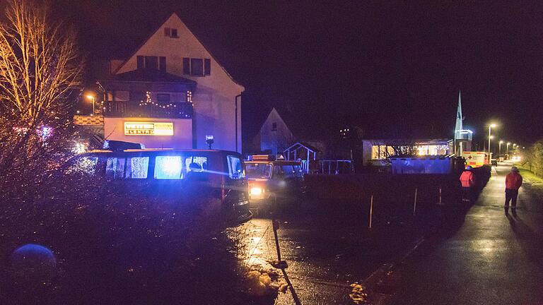 Feuerwehr, Polizei und Rettungsdienst eilten am Dienstagabend nach Wernfeld. Der Zugang zum Wernweg  wurde abgesperrt.&nbsp;