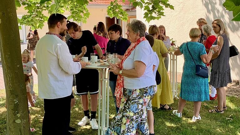 Begegnung nach dem Gottesdienst im Kirchgarten bei Kaffee und Erfrischungen.