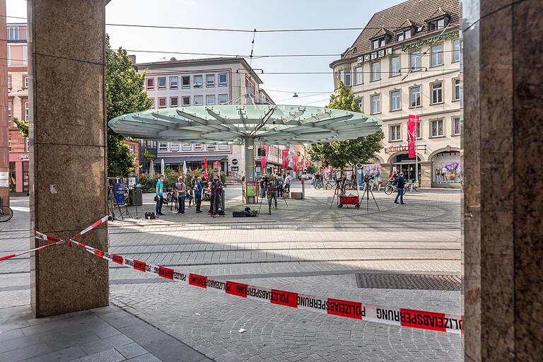 Blick auf den Tatort: der Barbarossaplatz in der Würzburger Innenstadt am Tag nach der Tat. Blick auf den Tatort: der Barbarossaplatz in der Würzburger Innenstadt am Tag nach der Tat.