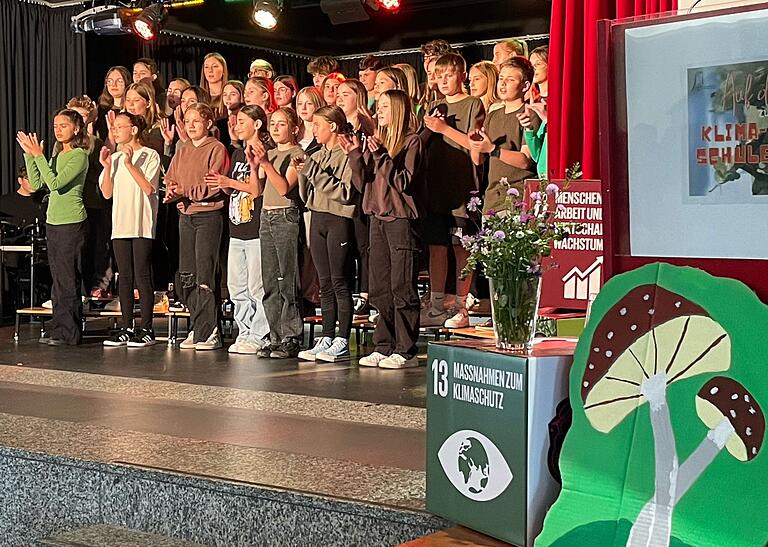 Der Schulchor begeisterte mit Songs zum Thema wie 'Kinder an die Macht',von Herbert Grönemeyer. Der Schulchor begeisterte mit Songs zum Thema wie 'Kinder an die Macht',von Herbert Grönemeyer.