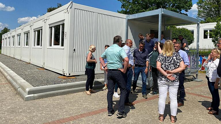 Zwei Container mit Ausweich-Klassenzimmern stehen zurzeit auf dem oberen Pausenhof der Mittelschule. Die Mitglieder des Schulverbands besichtigten am Montag die Baustelle.