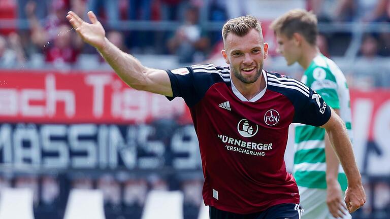 Eine Szene vom 23. Juli 2022: Manuel Wintzheimer bejubelt im Trikot des 1. FC Nürnberg eines seiner insgesamt 15 Zweitliga-Tore, in diesem Fall das 2:0 gegen die SpVgg Greuther Fürth. In der neuen Saison geht der Stürmer aus Arnstein für Rot-Weiss Essen auf Torejagd.