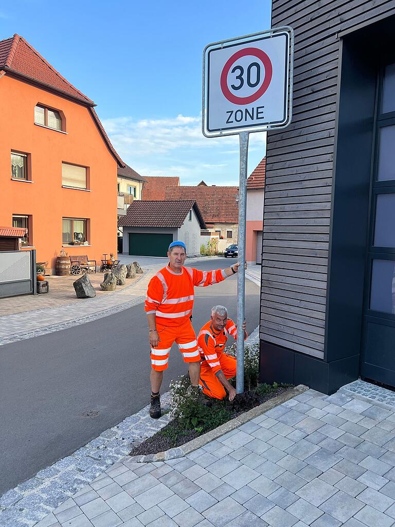 Bauhofleiter Wolfgang Hofmann, links im Bild: 'Jeder vernünftige Mensch muss doch einsehen, dass höhere Geschwindigkeiten als Tempo 30 auf Nebenstraßen ein Unding sind'. Bauhofleiter Wolfgang Hofmann, links im Bild: 'Jeder vernünftige Mensch muss doch einsehen, dass höhere Geschwindigkeiten als Tempo 30 auf Nebenstraßen ein Unding sind'.