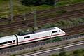 ICE der Bahn       -  Mehr als jeder dritte Fernzug war im September unpünktlich unterwegs. (Archivbild)