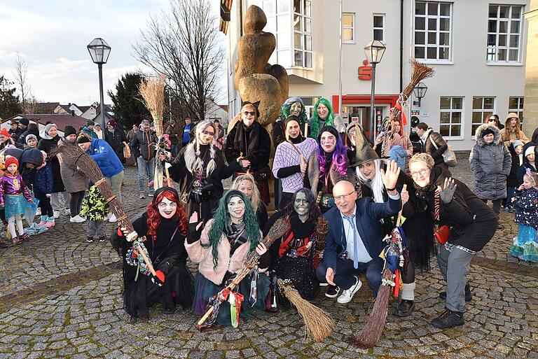 Mit dem närrischen Volk feierte auch Leena Ruotsalainen (rechts) aus der finnischen Partnergemeinde Knetzgaus. Mit dem närrischen Volk feierte auch Leena Ruotsalainen (rechts) aus der finnischen Partnergemeinde Knetzgaus.