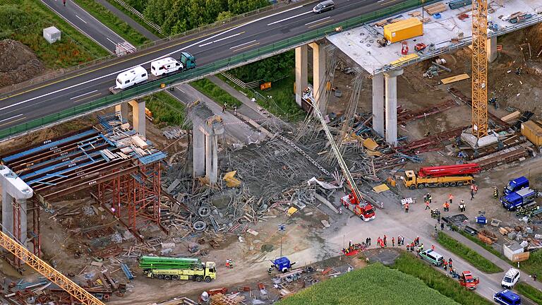 Die Unfallstelle nach dem Einsturz eines Teilstücks der neuen Schraudenbachbrücke der Autobahn A7 bei Zeuzleben (Lkr. Schweinfurt).